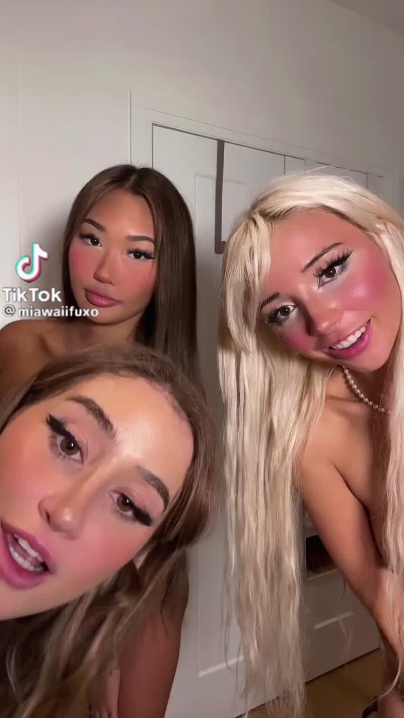 Сразу три девушки стоят голые